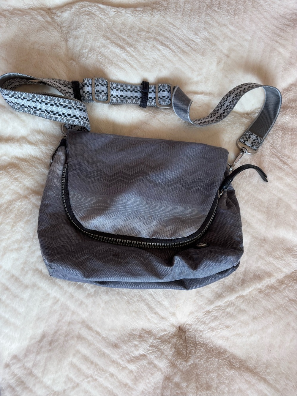 LULULEMON PARTY OM BAG GRADIENT ZIGZAG GRAY festival bag cross body purse RARE.